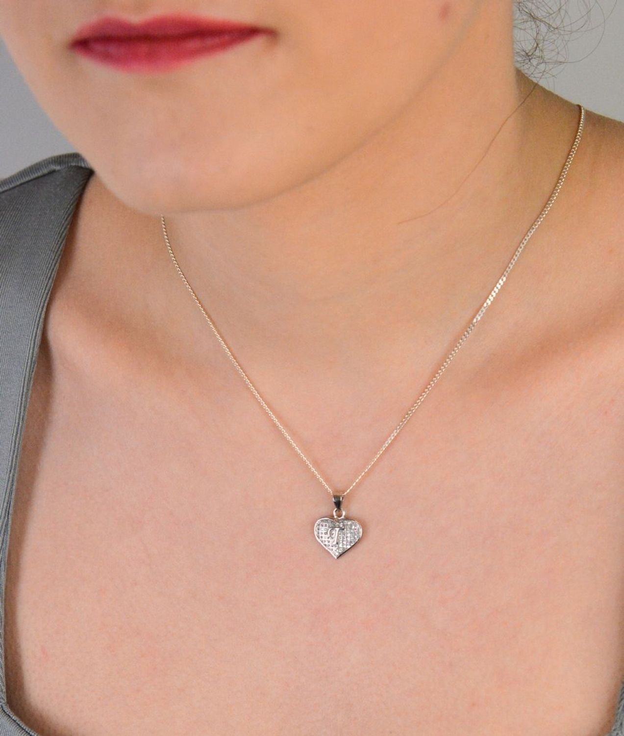 Zawieszka srebrna serce z Literka T zdobione cyrkoniami próba 925, DIA-ZAW-8752-T-925 Piękna i pełna uroku zawieszka w kształcie serca z wkomponowaną literką T.jpg