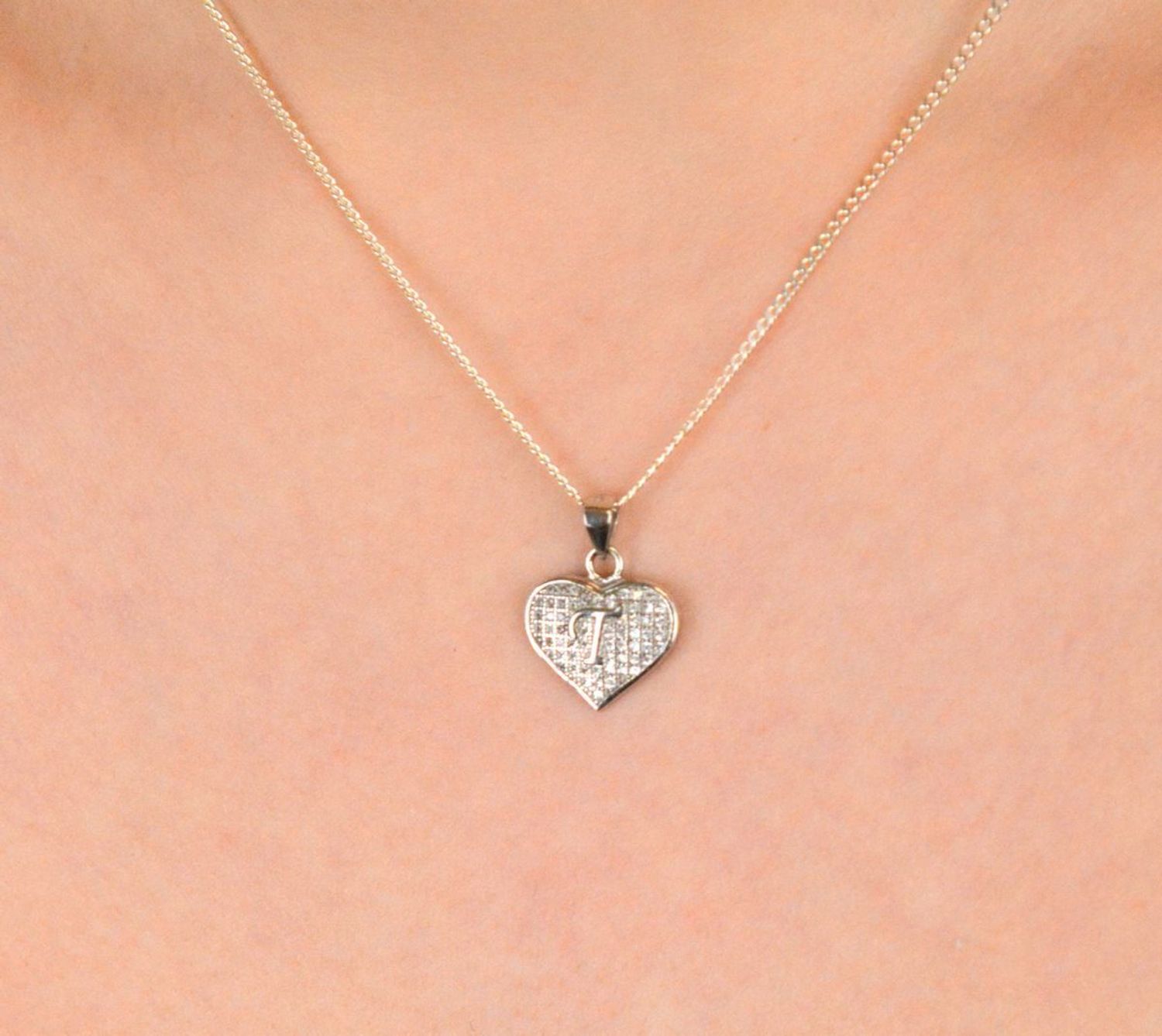 Zawieszka srebrna serce z Literka T zdobione cyrkoniami próba 925, DIA-ZAW-8752-T-925 Piękna i pełna uroku zawieszka w kształcie serca z wkomponowaną literką T.jpg
