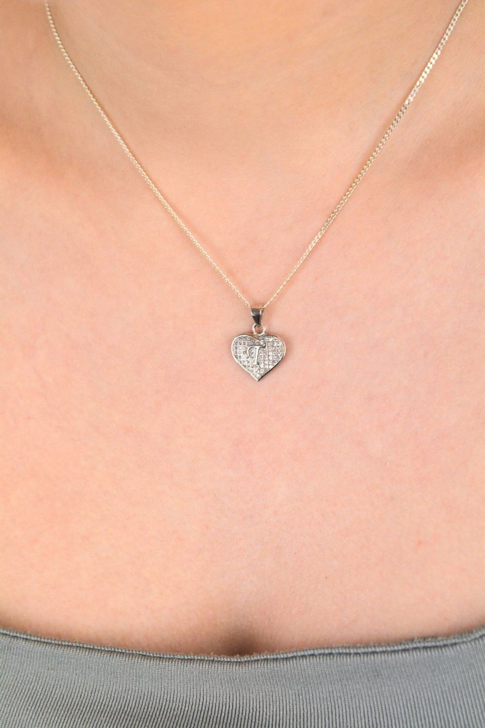 Zawieszka srebrna serce z Literka T zdobione cyrkoniami próba 925, DIA-ZAW-8752-T-925 Piękna i pełna uroku zawieszka w kształcie serca z wkomponowaną literką T.jpg