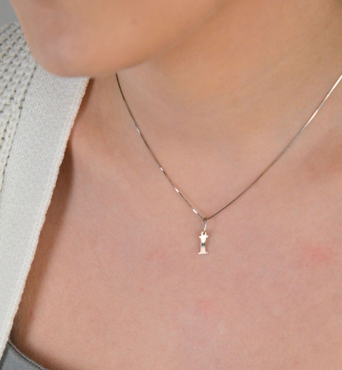 Zawieszka srebrna próba 925, Literka I z zdobionym wzorem DIA-ZAW-8753-I-925 Elegancka i subtelna zawieszka w kształcie literki I, wykonana z wysokiej jakości srebra próby 925,1.jpg