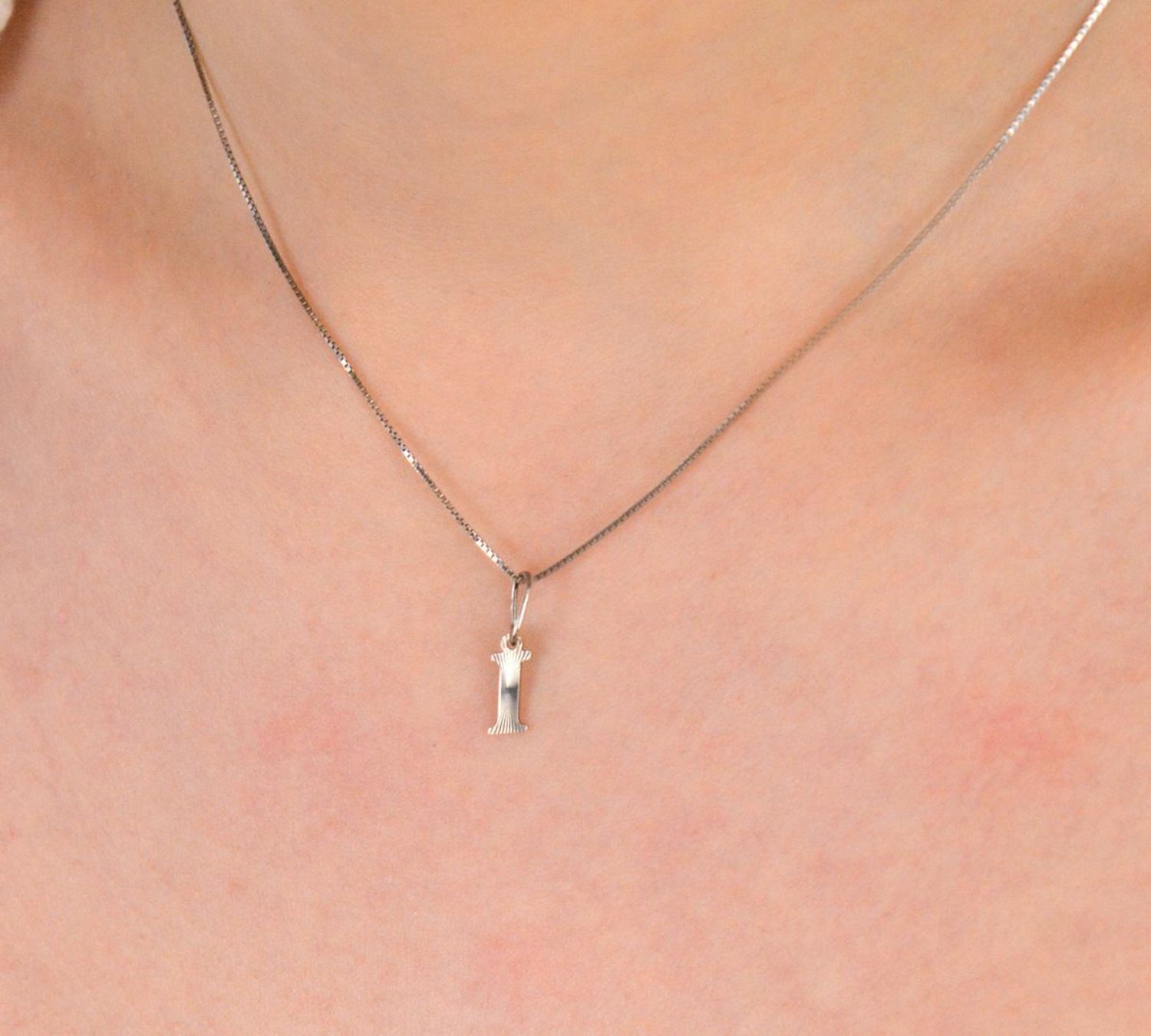 Zawieszka srebrna próba 925, Literka I z zdobionym wzorem DIA-ZAW-8753-I-925 Elegancka i subtelna zawieszka w kształcie literki I, wykonana z wysokiej jakości srebra próby 925,1.jpg