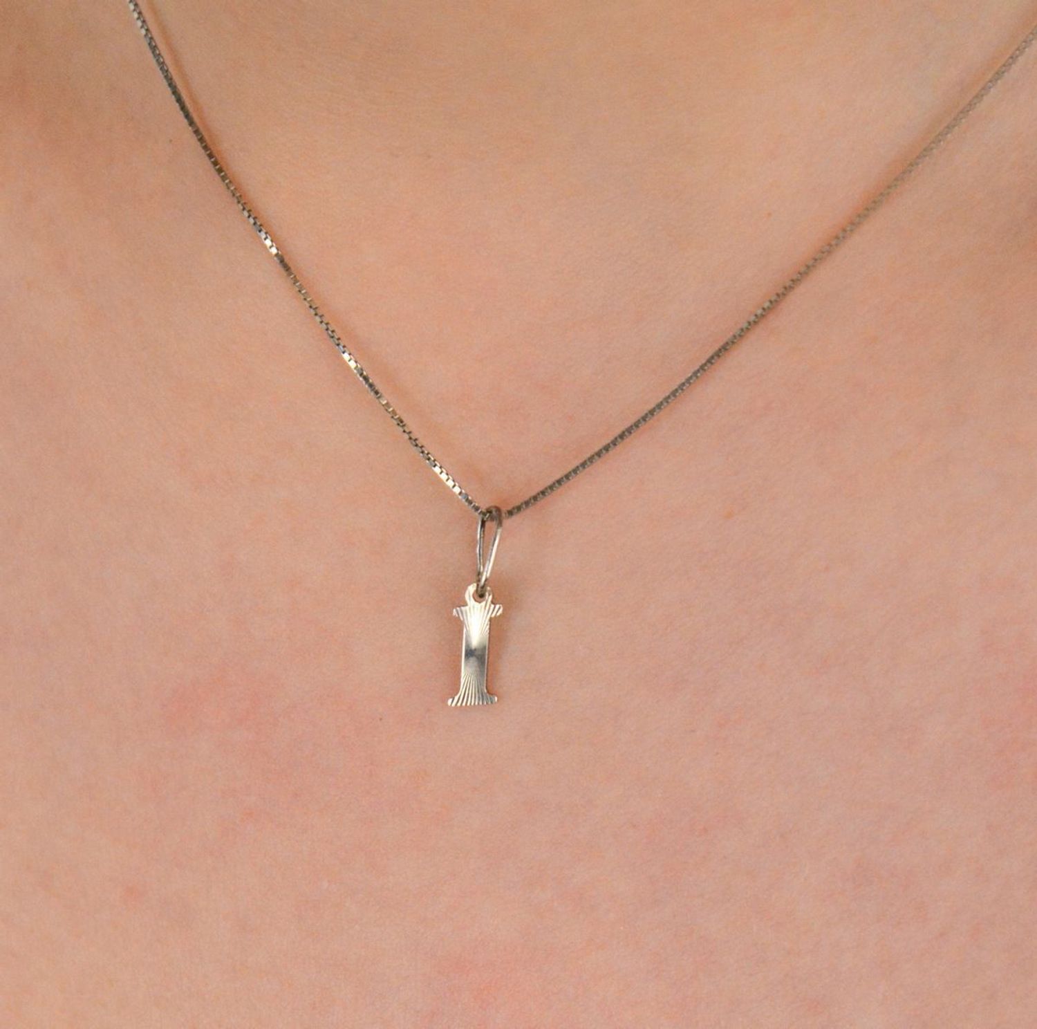 Zawieszka srebrna próba 925, Literka I z zdobionym wzorem DIA-ZAW-8753-I-925 Elegancka i subtelna zawieszka w kształcie literki I, wykonana z wysokiej jakości srebra próby 925,1.jpg