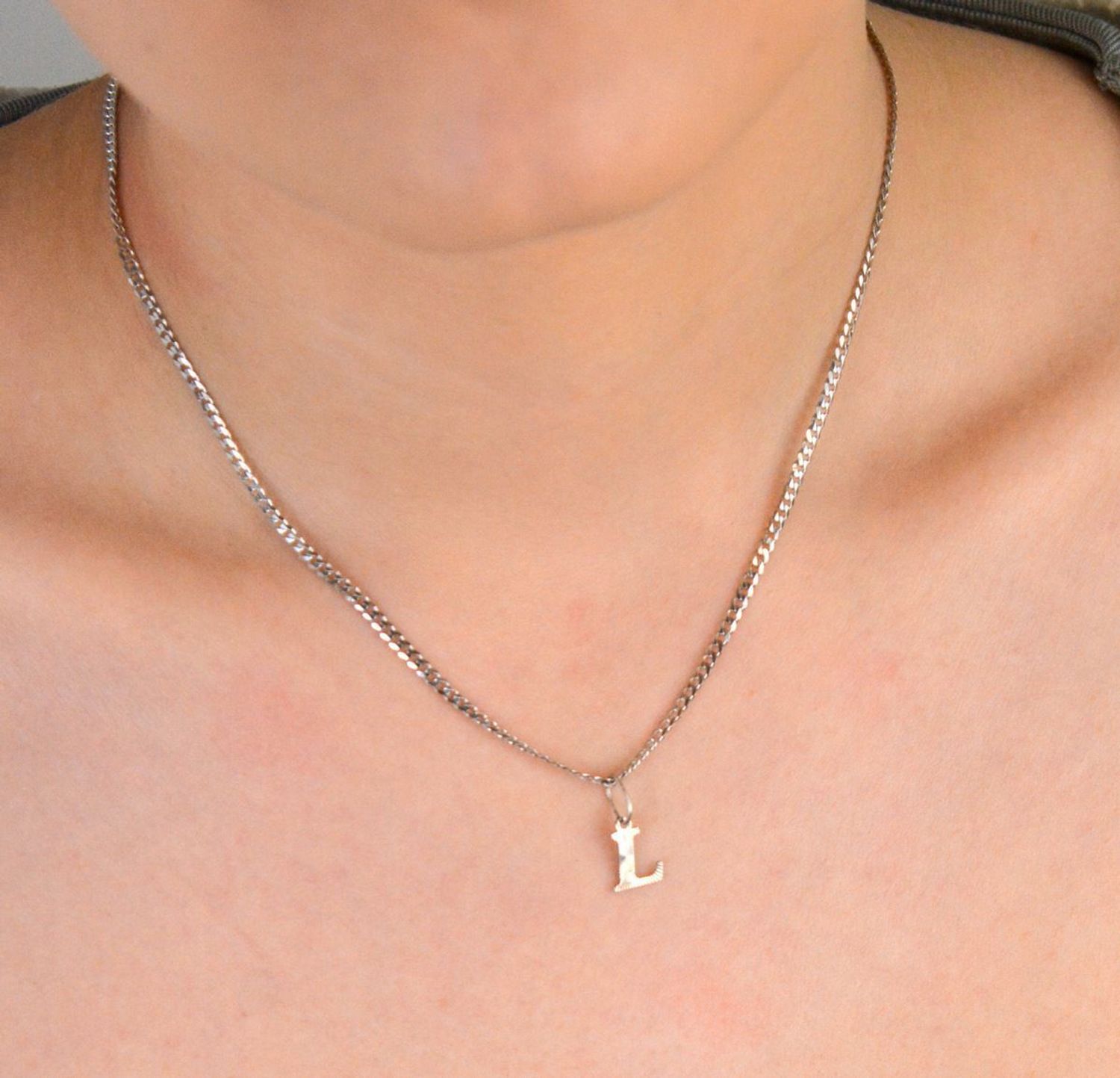 Zawieszka damska srebrna próba, Literka  L DIA-ZAW-8753-L-925 Zawieszka w kształcie literki L, wykonana z wysokiej jakości srebra próby 925, to wyjątkowy dodatek dla kobiet, które lubią1.jpg