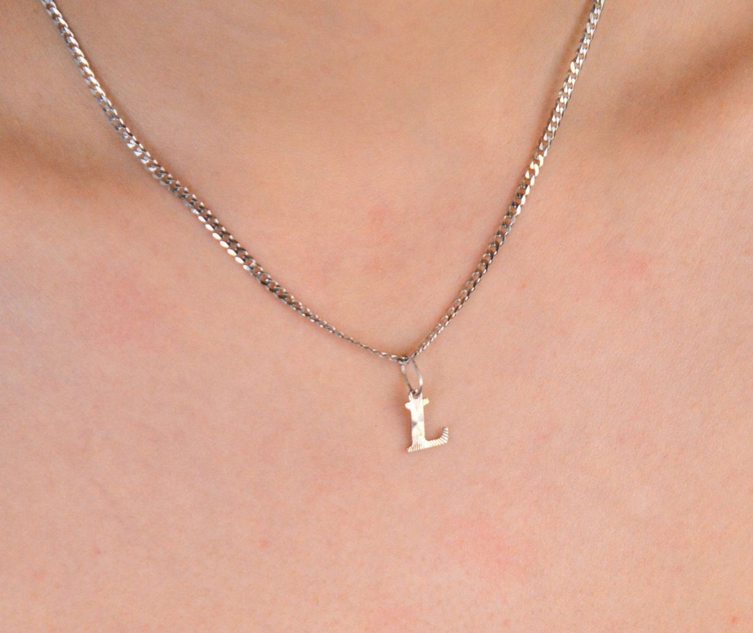 Zawieszka damska srebrna próba, Literka  L DIA-ZAW-8753-L-925 Zawieszka w kształcie literki L, wykonana z wysokiej jakości srebra próby 925, to wyjątkowy dodatek dla kobiet, które lubią1.jpg