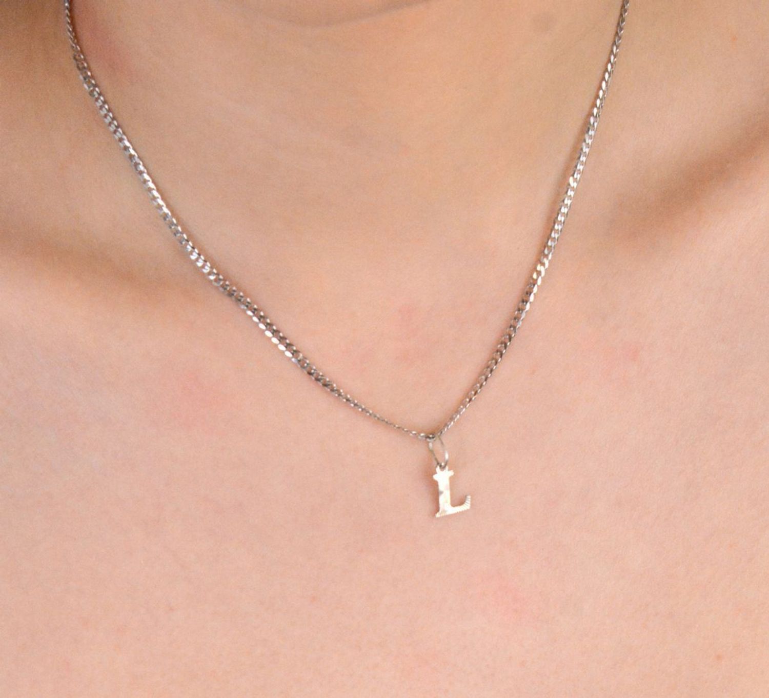 Zawieszka damska srebrna próba, Literka  L DIA-ZAW-8753-L-925 Zawieszka w kształcie literki L, wykonana z wysokiej jakości srebra próby 925, to wyjątkowy dodatek dla kobiet, które lubią1.jpg