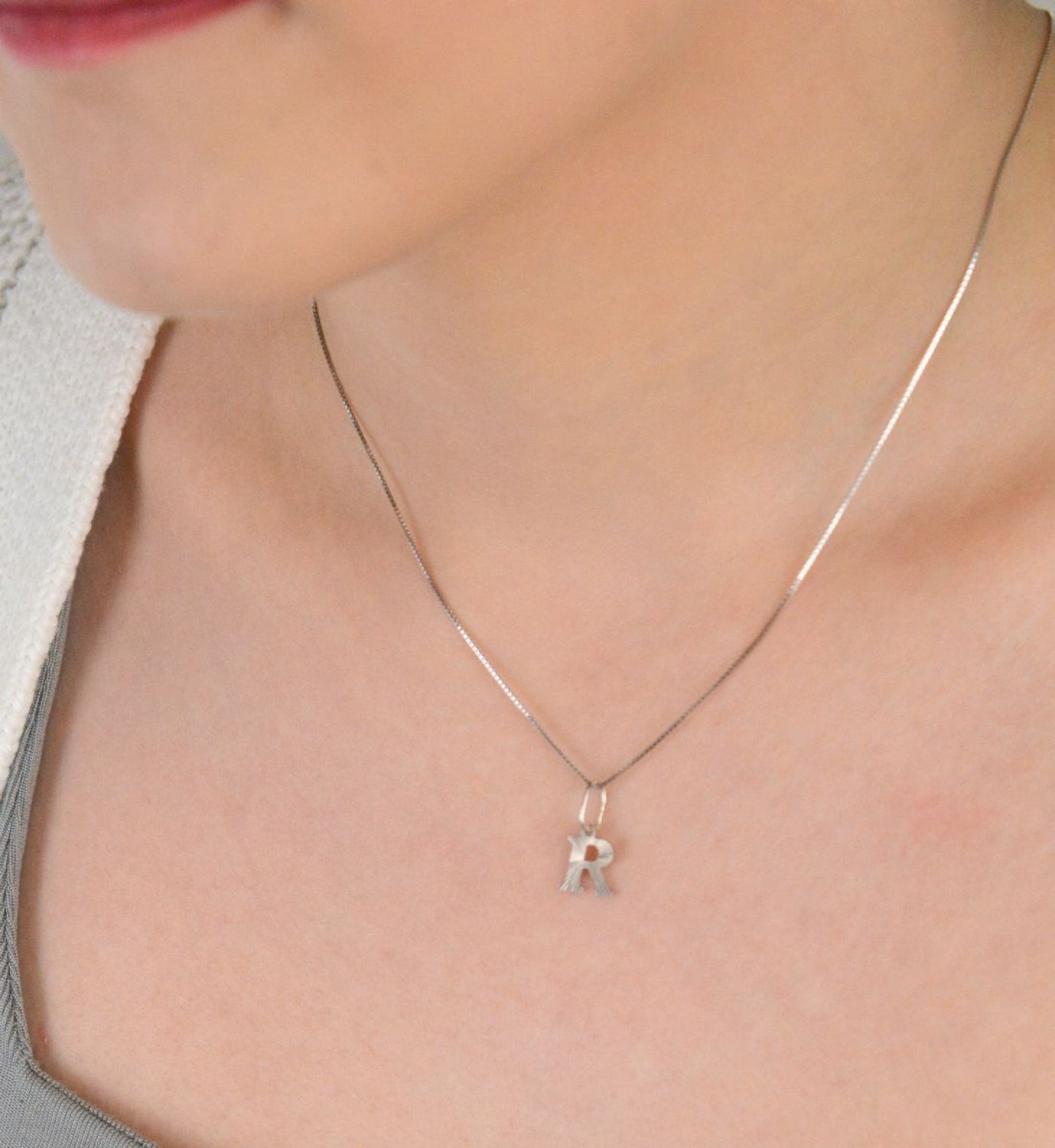 Zawieszka srebrna próba 925, Literka R DIA-ZAW-8753-R-925 Zawieszka w kształcie literki R, wykonana ze srebra próby 925, to elegancki i osobisty dodatek, który wyróżnia się delikatnym, 1.jpg