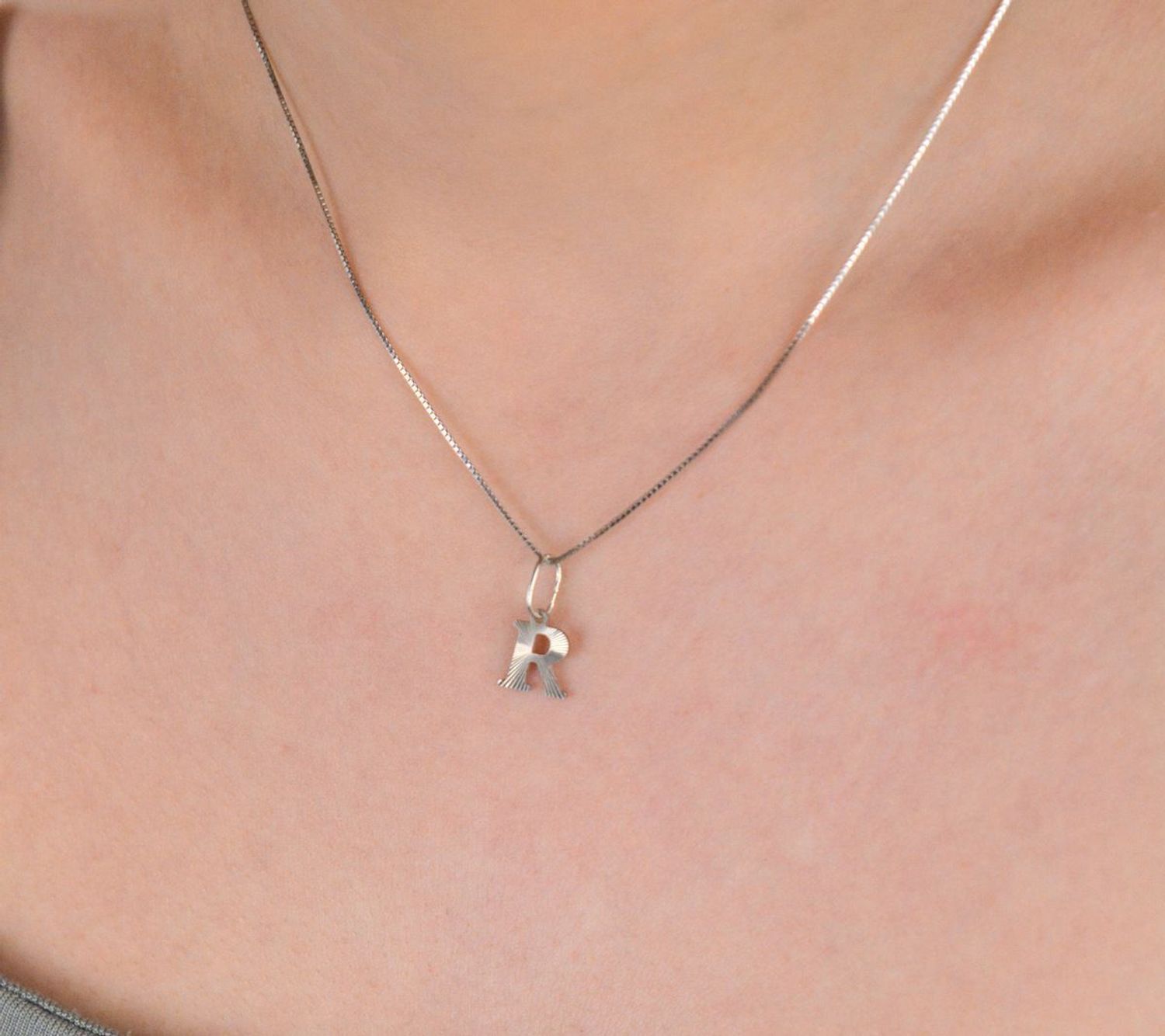 Zawieszka srebrna próba 925, Literka R DIA-ZAW-8753-R-925 Zawieszka w kształcie literki R, wykonana ze srebra próby 925, to elegancki i osobisty dodatek, który wyróżnia się delikatnym, 1.jpg