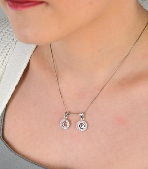 Zawieszka srebrna próba 925, Lilterka B w kółeczku zdobiona cyrkoniami DIA-ZAW-8754-B-925 Elegancka i subtelna zawieszka wykonana z wysokiej jakości srebra próby 925, przedstawiająca literkę (4).JPG