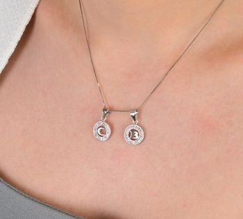 Zawieszka srebrna próba 925, Lilterka B w kółeczku zdobiona cyrkoniami DIA-ZAW-8754-B-925 Elegancka i subtelna zawieszka wykonana z wysokiej jakości srebra próby 925, przedstawiająca literkę (5).JPG