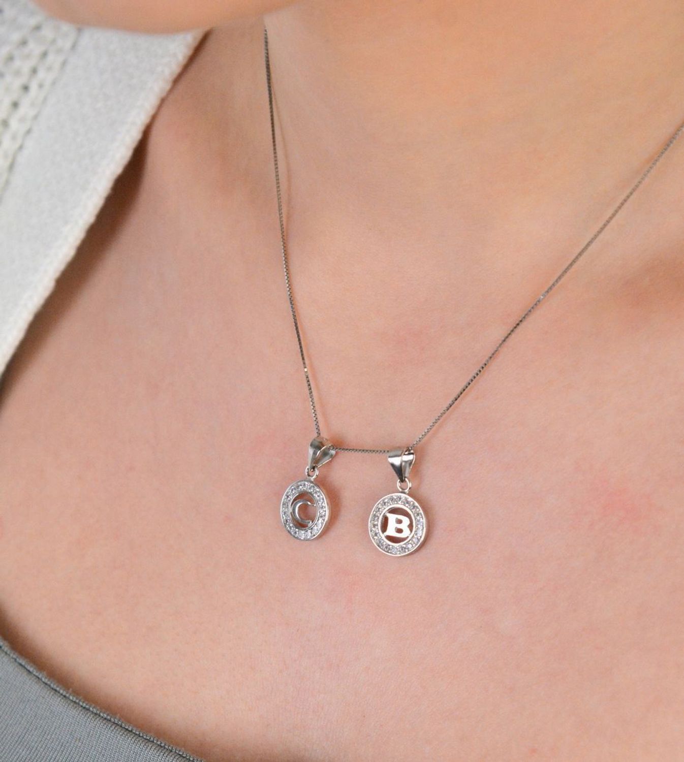 Zawieszka srebrna próba 925, Literka C w kółeczku z cyrkoniami DIA-ZAW-8754-C-925 Delikatna zawieszka wykonana z wysokiej jakości srebra próby 925, przedstawiająca literkę C w okrągłym 1.jpg