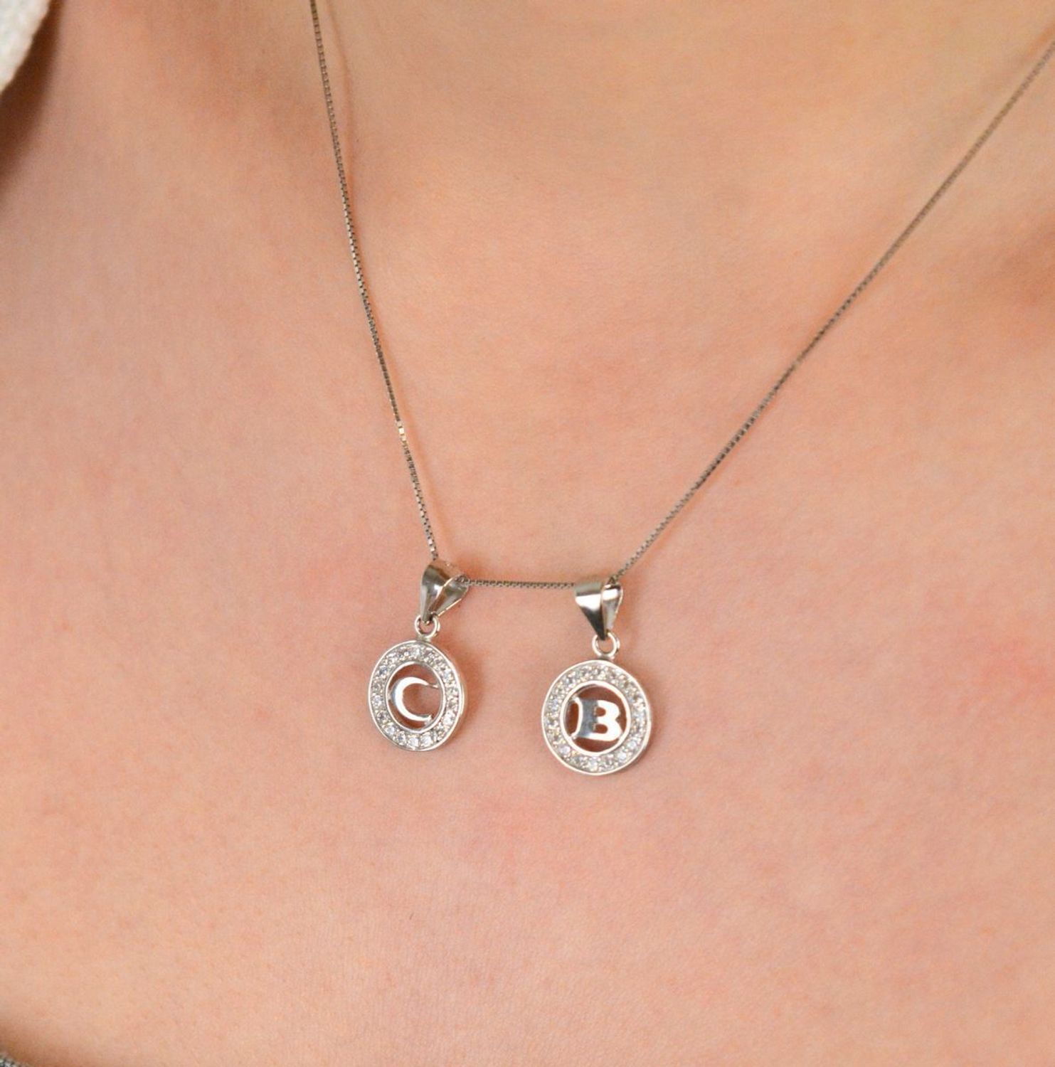 Zawieszka srebrna próba 925, Literka C w kółeczku z cyrkoniami DIA-ZAW-8754-C-925 Delikatna zawieszka wykonana z wysokiej jakości srebra próby 925, przedstawiająca literkę C w okrągłym 1.jpg
