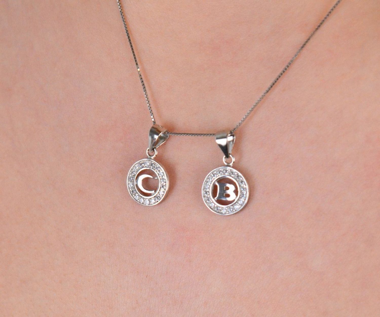 Zawieszka srebrna próba 925, Literka C w kółeczku z cyrkoniami DIA-ZAW-8754-C-925 Delikatna zawieszka wykonana z wysokiej jakości srebra próby 925, przedstawiająca literkę C w okrągłym 1.jpg