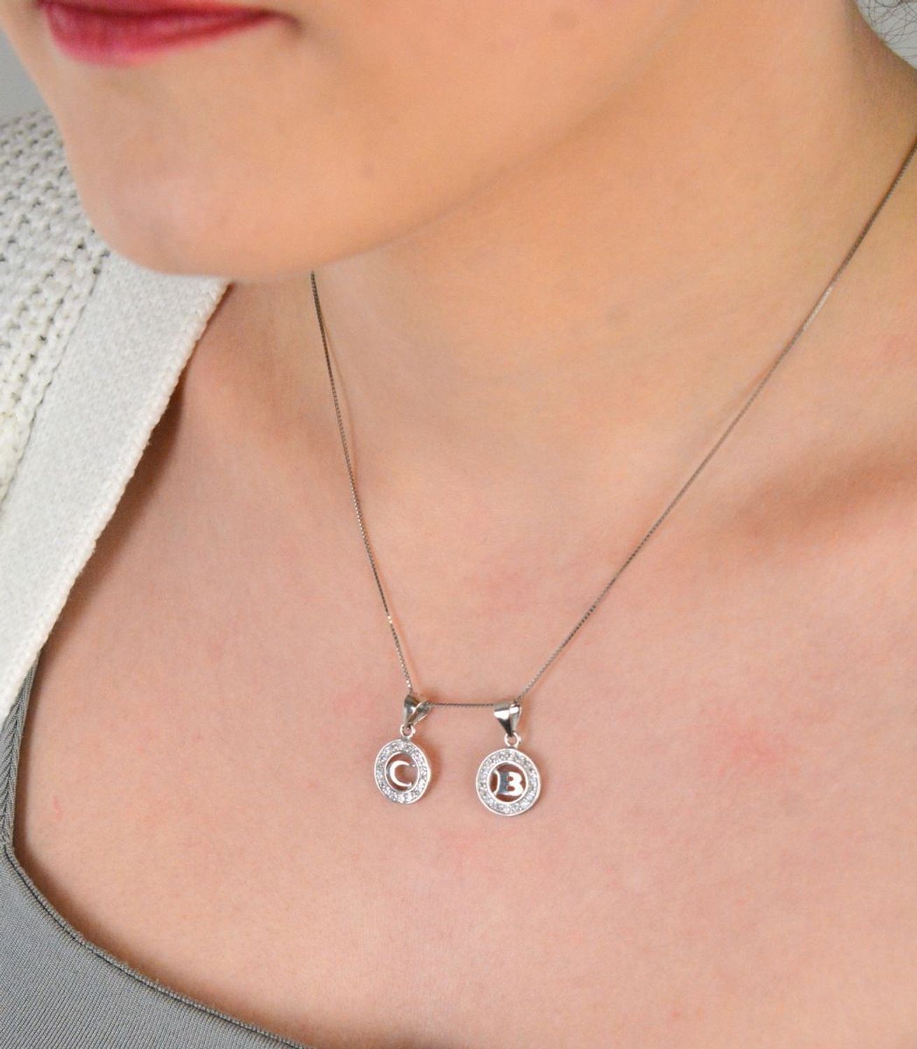 Zawieszka srebrna próba 925, Literka C w kółeczku z cyrkoniami DIA-ZAW-8754-C-925 Delikatna zawieszka wykonana z wysokiej jakości srebra próby 925, przedstawiająca literkę C w okrągłym 1.jpg