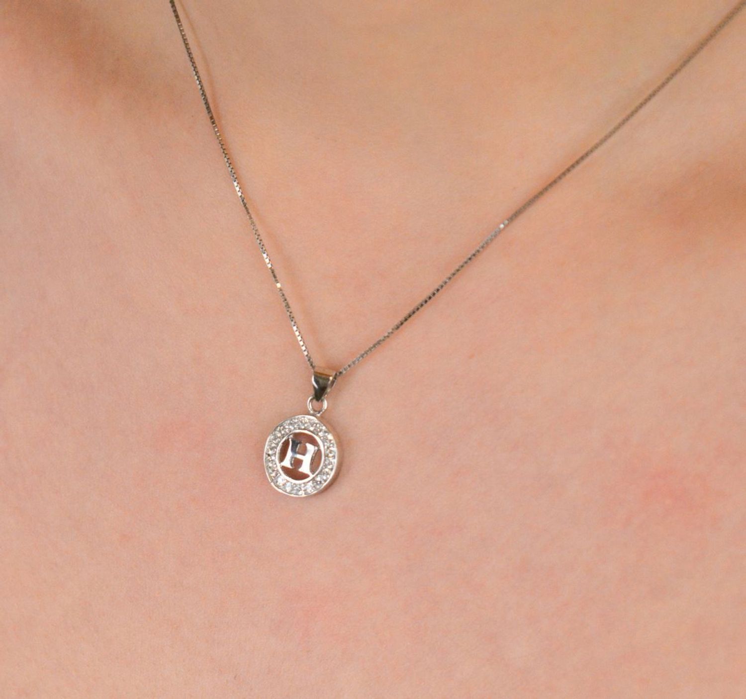 Zawieszka srebrna próba 925, Literka H w kółeczku zdobiona cyrkoniami DIA-ZAW-8754-H-925 Subtelna i elegancka zawieszka wykonana ze srebra próby 925, przedstawiająca literkę H 1.jpg