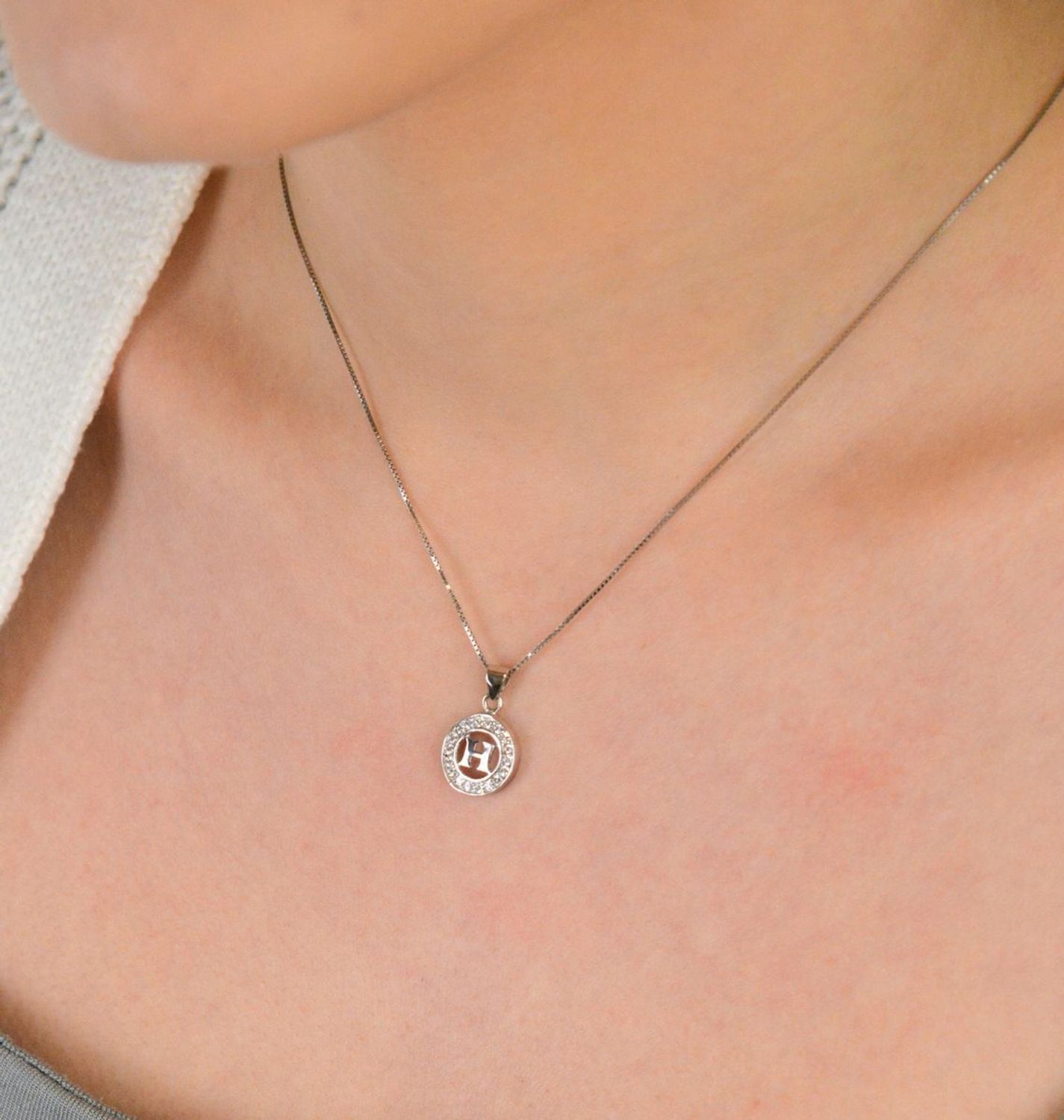 Zawieszka srebrna próba 925, Literka H w kółeczku zdobiona cyrkoniami DIA-ZAW-8754-H-925 Subtelna i elegancka zawieszka wykonana ze srebra próby 925, przedstawiająca literkę H 1.jpg