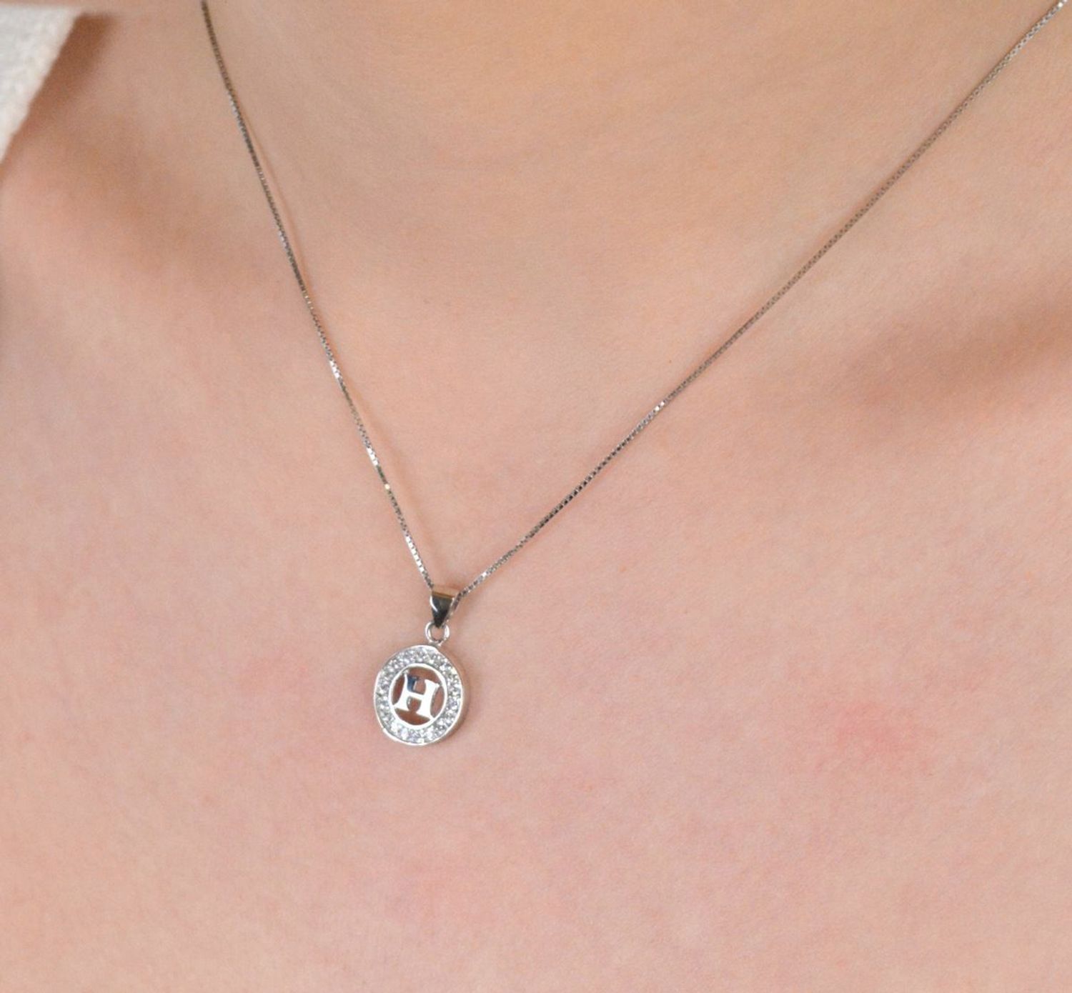 Zawieszka srebrna próba 925, Literka H w kółeczku zdobiona cyrkoniami DIA-ZAW-8754-H-925 Subtelna i elegancka zawieszka wykonana ze srebra próby 925, przedstawiająca literkę H 1.jpg