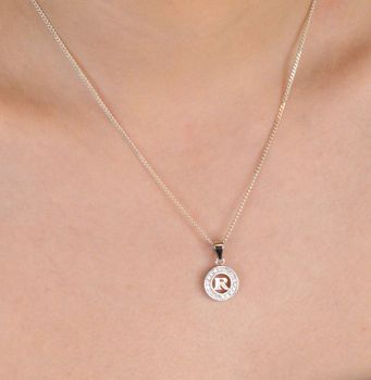 Zawieszka srebrna próba 925, Literka R w kółeczku DIA-ZAW-8754-R-925 Nowoczesna i osobista – zawieszka z literką „R” w ażurowym kółeczku to elegancka propozycja dla miłośników minimalistycznej biżut (4).JPG