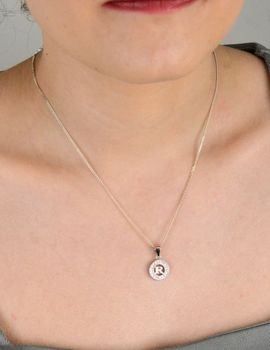 Zawieszka srebrna próba 925, Literka R w kółeczku DIA-ZAW-8754-R-925 Nowoczesna i osobista – zawieszka z literką „R” w ażurowym kółeczku to elegancka propozycja dla miłośników minimalistycznej biżut.JPG