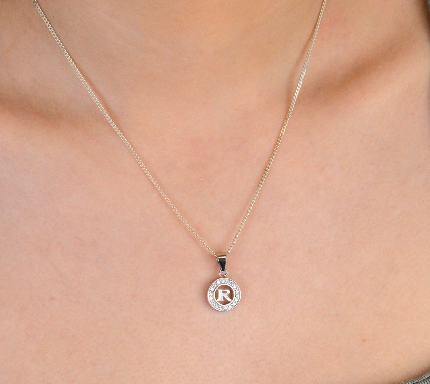 Zawieszka srebrna próba 925, Literka R w kółeczku DIA-ZAW-8754-R-925 Nowoczesna i osobista – zawieszka z literką „R” w ażurowym kółeczku to elegancka propozycja dla miłośników minimalistycznej1.jpg