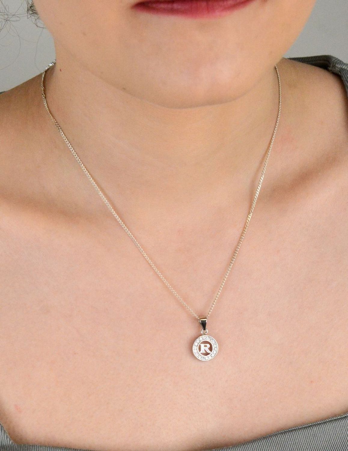 Zawieszka srebrna próba 925, Literka R w kółeczku DIA-ZAW-8754-R-925 Nowoczesna i osobista – zawieszka z literką „R” w ażurowym kółeczku to elegancka propozycja dla miłośników minimalistycznej1.jpg