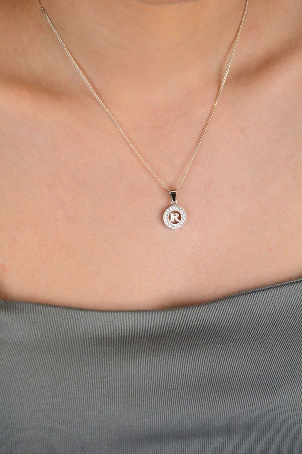 Zawieszka srebrna próba 925, Literka R w kółeczku DIA-ZAW-8754-R-925 Nowoczesna i osobista – zawieszka z literką „R” w ażurowym kółeczku to elegancka propozycja dla miłośników minimalistycznej1.jpg