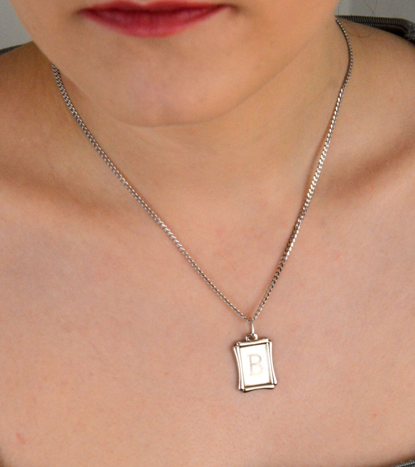Zawieszka srebrna próba 925 Literka B na blaszce DIA-ZAW-8757-925 Dodaj wyjątkowy akcent do swojej biżuterii dzięki srebrnej zawieszce z literką B umieszczoną na eleganckiej blaszce.jpg