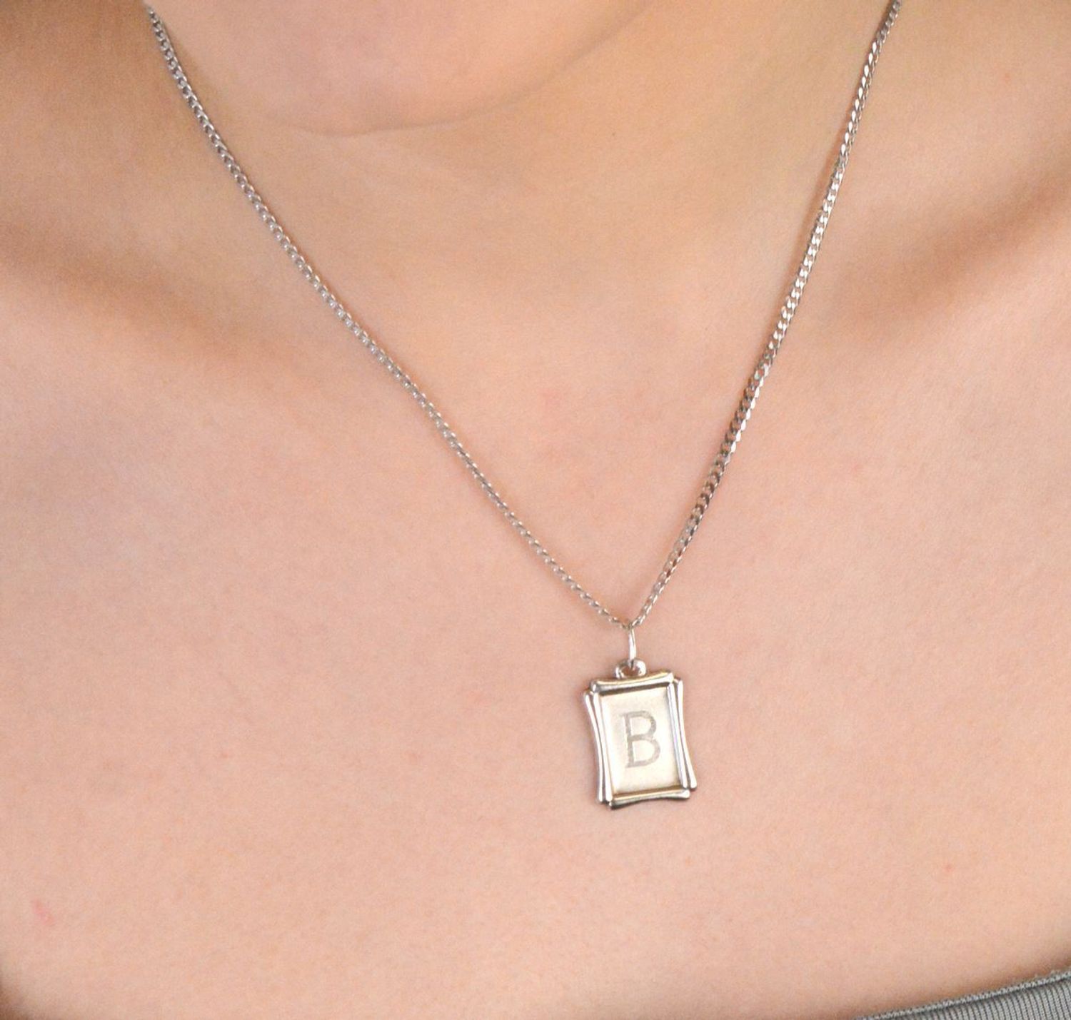 Zawieszka srebrna próba 925 Literka B na blaszce DIA-ZAW-8757-925 Dodaj wyjątkowy akcent do swojej biżuterii dzięki srebrnej zawieszce z literką B umieszczoną na eleganckiej blaszce.jpg