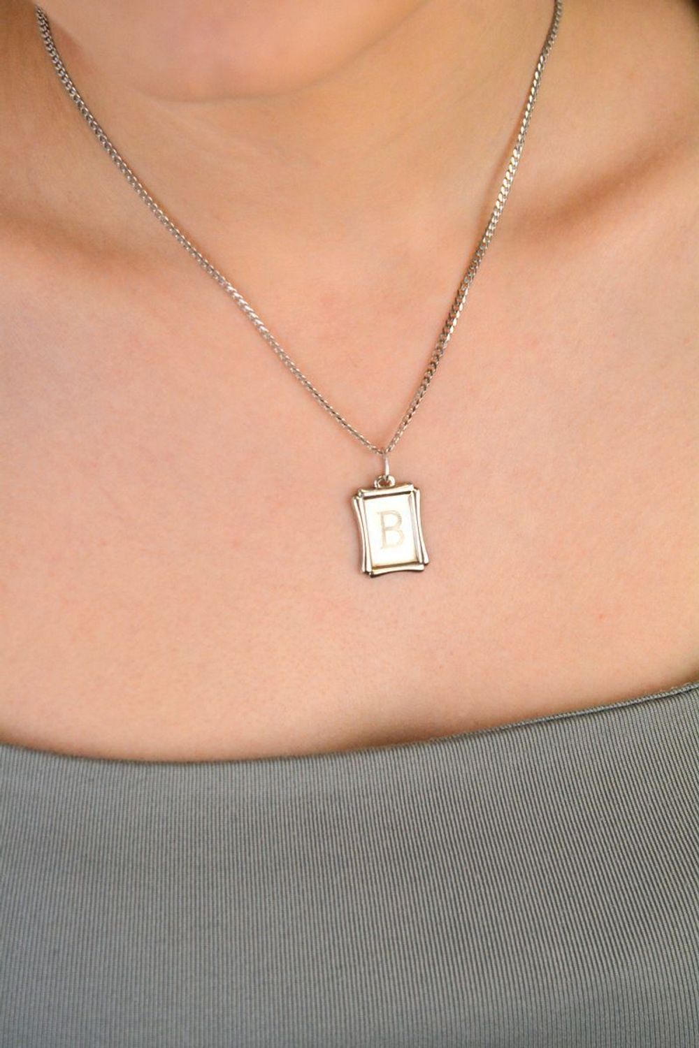 Zawieszka srebrna próba 925 Literka B na blaszce DIA-ZAW-8757-925 Dodaj wyjątkowy akcent do swojej biżuterii dzięki srebrnej zawieszce z literką B umieszczoną na eleganckiej blaszce.jpg