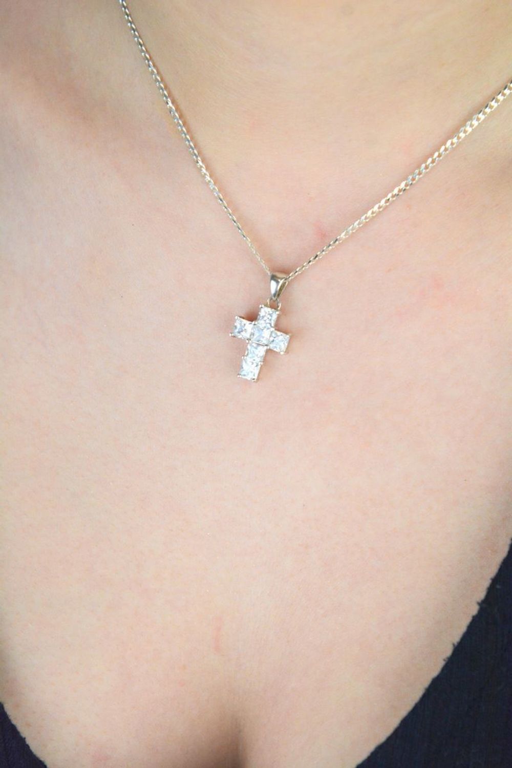 Elegancki krzyż srebrny damski, wykonany z wysokiej próby srebra 925, ozdobiony białymi cyrkoniami. Idealny wybór na prezent, o długości 2,5 cm i szerokości 1,3 cm, waga 3,02 g.1Wysoka jakość.jpg