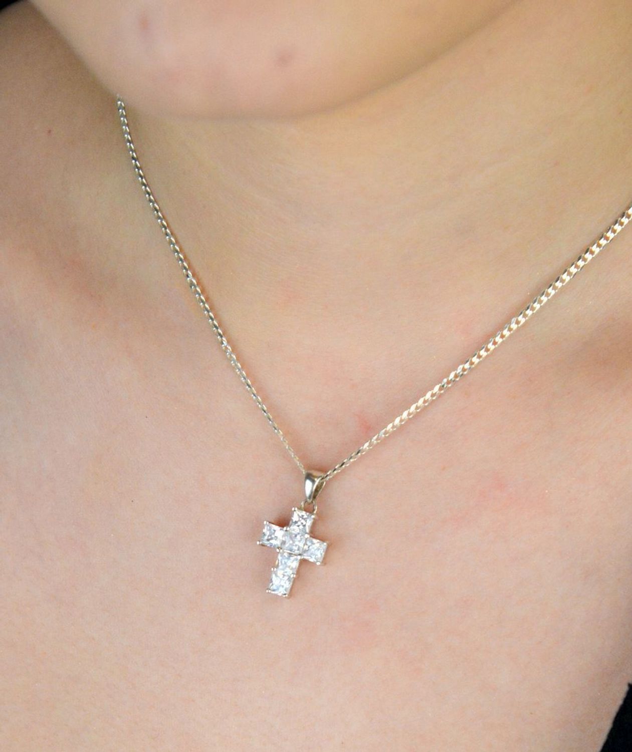 Elegancki krzyż srebrny damski, wykonany z wysokiej próby srebra 925, ozdobiony białymi cyrkoniami. Idealny wybór na prezent, o długości 2,5 cm i szerokości 1,3 cm, waga 3,02 g.1Wysoka jakość.jpg