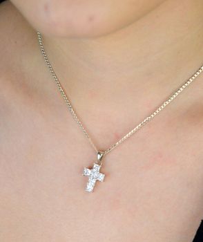 Elegancki krzyż srebrny damski, wykonany z wysokiej próby srebra 925, ozdobiony białymi cyrkoniami. Idealny wybór na prezent, o długości 2,5 cm i szerokości 1,3 cm, waga 3,02 g. Wysoka jakość i subtelna elegancja w jednym! (2).JPG