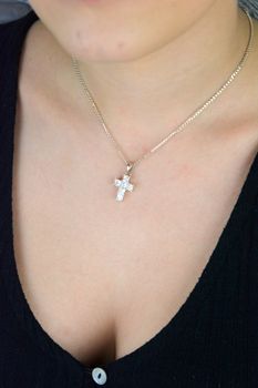 Elegancki krzyż srebrny damski, wykonany z wysokiej próby srebra 925, ozdobiony białymi cyrkoniami. Idealny wybór na prezent, o długości 2,5 cm i szerokości 1,3 cm, waga 3,02 g. Wysoka jakość i subtelna elegancja w jednym! (3).JPG