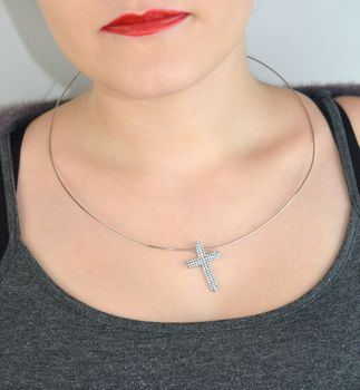 Krzyżyk srebrny 925 DIA-ZAW-8765-925 – elegancka zawieszka zdobiona białymi cyrkoniami. Wymiary 3,2x2,3 cm, waga 3,95 g. Klasyczny i kobiecy dodatek z przesłaniem (2).JPG