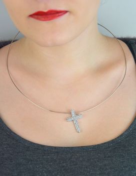 Krzyżyk srebrny 925 DIA-ZAW-8765-925 – elegancka zawieszka zdobiona białymi cyrkoniami. Wymiary 3,2x2,3 cm, waga 3,95 g. Klasyczny i kobiecy dodatek z przesłaniem (3).JPG