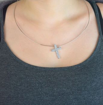 Krzyżyk srebrny 925 DIA-ZAW-8765-925 – elegancka zawieszka zdobiona białymi cyrkoniami. Wymiary 3,2x2,3 cm, waga 3,95 g. Klasyczny i kobiecy dodatek z przesłaniem (4).JPG