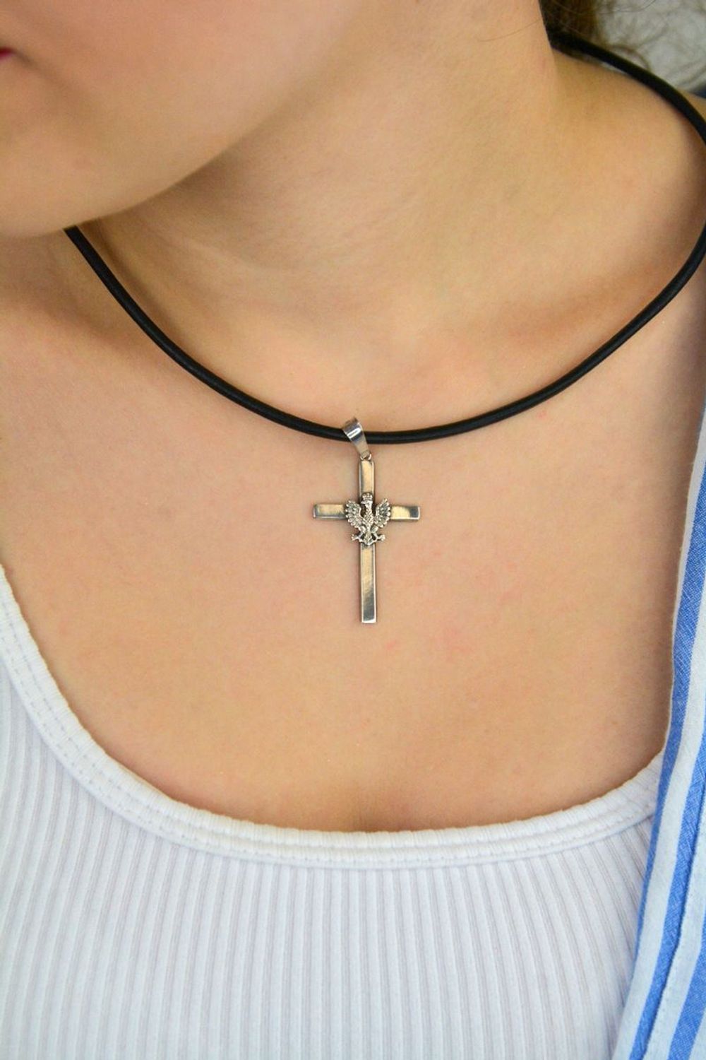 Krzyż męski srebrny 925 DIA-ZAW-8766-925 – zawieszka z orłem na środku. Wymiary 5,0 x 2,5 cm, waga 3,20 g. Mocny symbol wiary i tożsamości – idealny prezent dla mężczyzny.1.jpg