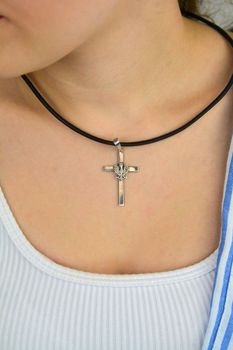 Krzyż męski srebrny 925 DIA-ZAW-8766-925 – zawieszka z orłem na środku. Wymiary 5,0 x 2,5 cm, waga 3,20 g. Mocny symbol wiary i tożsamości – idealny prezent dla mężczyzny (1).JPG