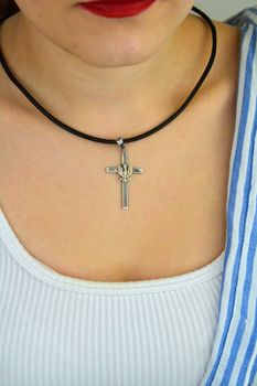 Krzyż męski srebrny 925 DIA-ZAW-8766-925 – zawieszka z orłem na środku. Wymiary 5,0 x 2,5 cm, waga 3,20 g. Mocny symbol wiary i tożsamości – idealny prezent dla mężczyzny (3).JPG