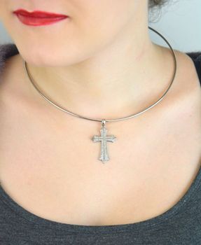 zawieszka srebrna, krzyżyk srebrny, biżuteria religijna, krzyż z cyrkoniami, srebro 925, zawieszka damska, prezent komunijny, krzyżyk na łańcuszek, elegancka biżuteria, biały kamień, zawieszka krzyż (4).JPG