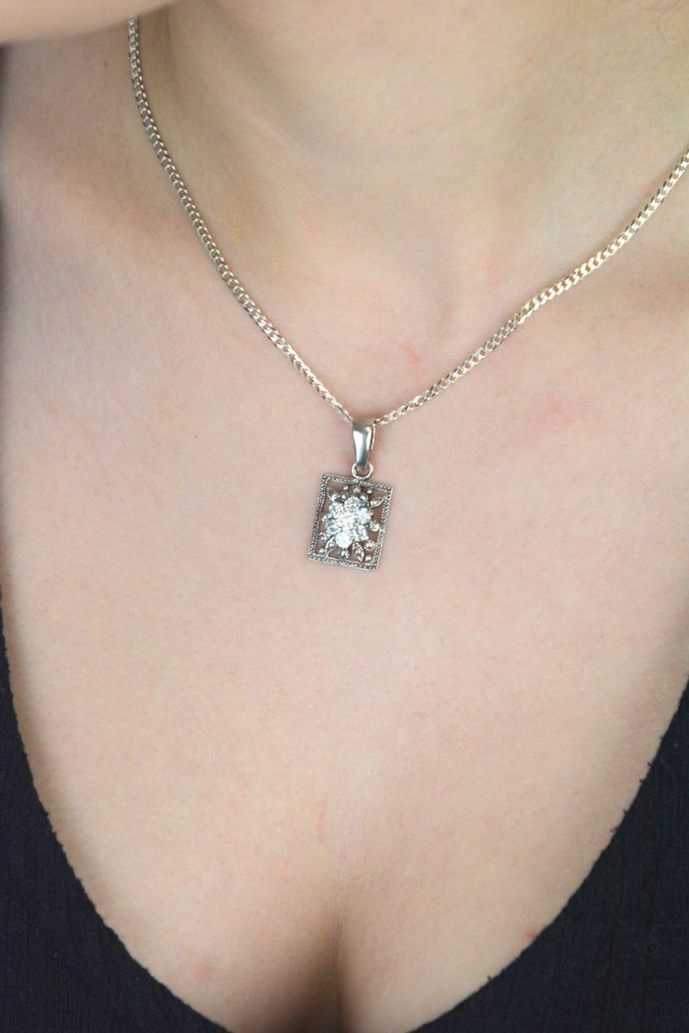 Zjawiskowa prostokątna zawieszka srebrna DIA-ZAW-8770-925 o wadze 3,34 g. Wykonana ze srebra próby 925, zdobiona kwiatowym motywem i cyrkonią. Idealna do stylowych łańcuszków.1.jpg