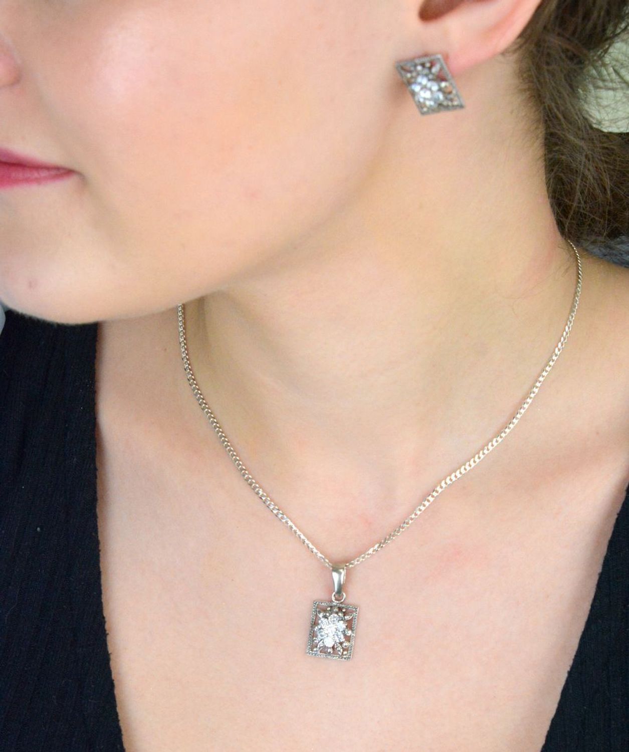 Zjawiskowa prostokątna zawieszka srebrna DIA-ZAW-8770-925 o wadze 3,34 g. Wykonana ze srebra próby 925, zdobiona kwiatowym motywem i cyrkonią. Idealna do stylowych łańcuszków.1.jpg