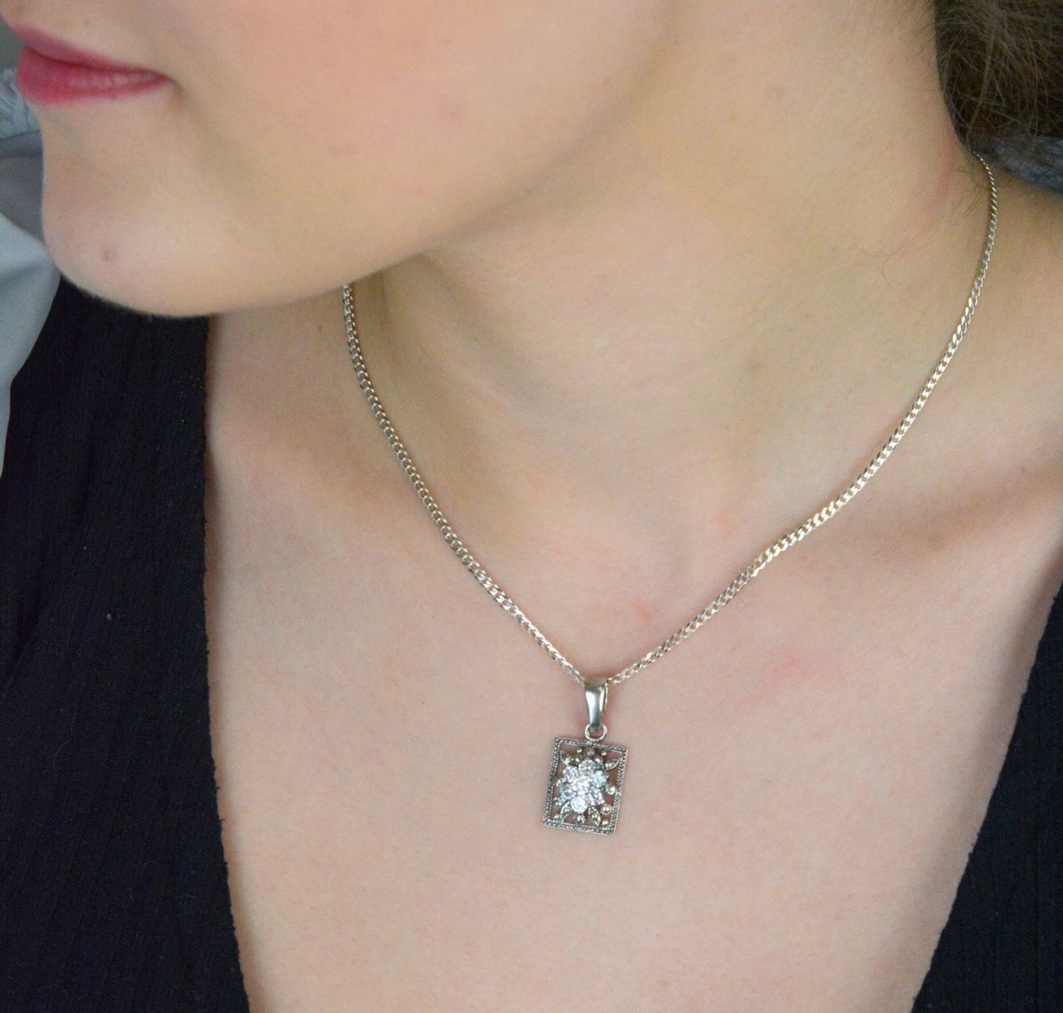 Zjawiskowa prostokątna zawieszka srebrna DIA-ZAW-8770-925 o wadze 3,34 g. Wykonana ze srebra próby 925, zdobiona kwiatowym motywem i cyrkonią. Idealna do stylowych łańcuszków.1.jpg