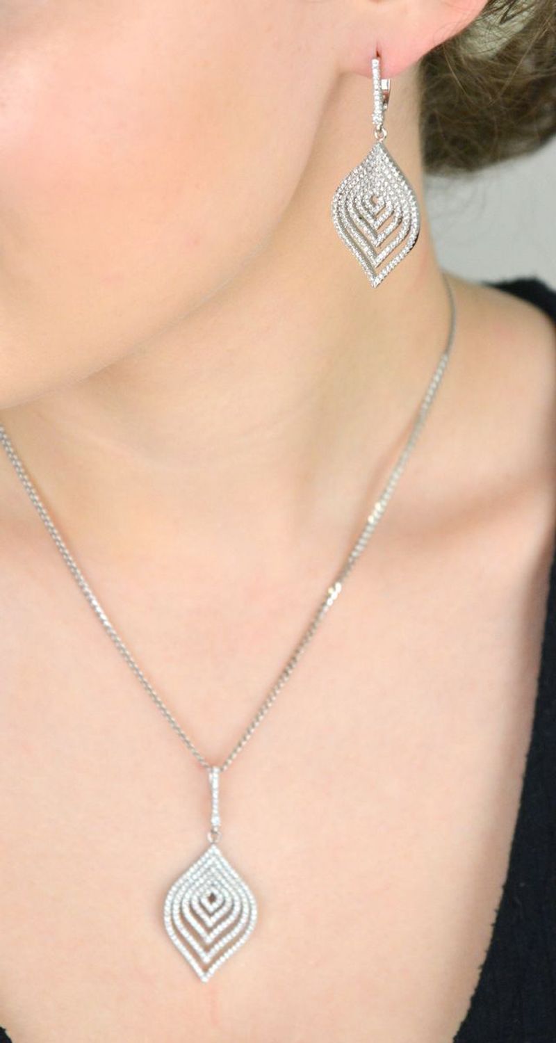 Zawieszka damska „Lśnienie” DIA-ZAW-8779-925 wykonana ze srebra próby 925, zdobiona białymi cyrkoniami. Długość 5,0 cm, szerokość 2,2 cm, waga 5,52 g – idealna biżuteria na wyjątkowe okazje.1.jpg