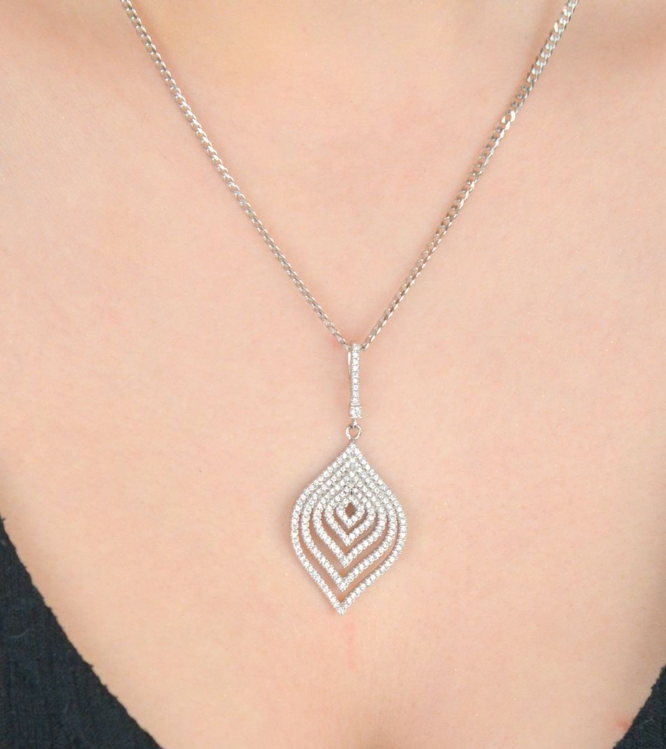 Zawieszka damska „Lśnienie” DIA-ZAW-8779-925 wykonana ze srebra próby 925, zdobiona białymi cyrkoniami. Długość 5,0 cm, szerokość 2,2 cm, waga 5,52 g – idealna biżuteria na wyjątkowe okazje.1.jpg