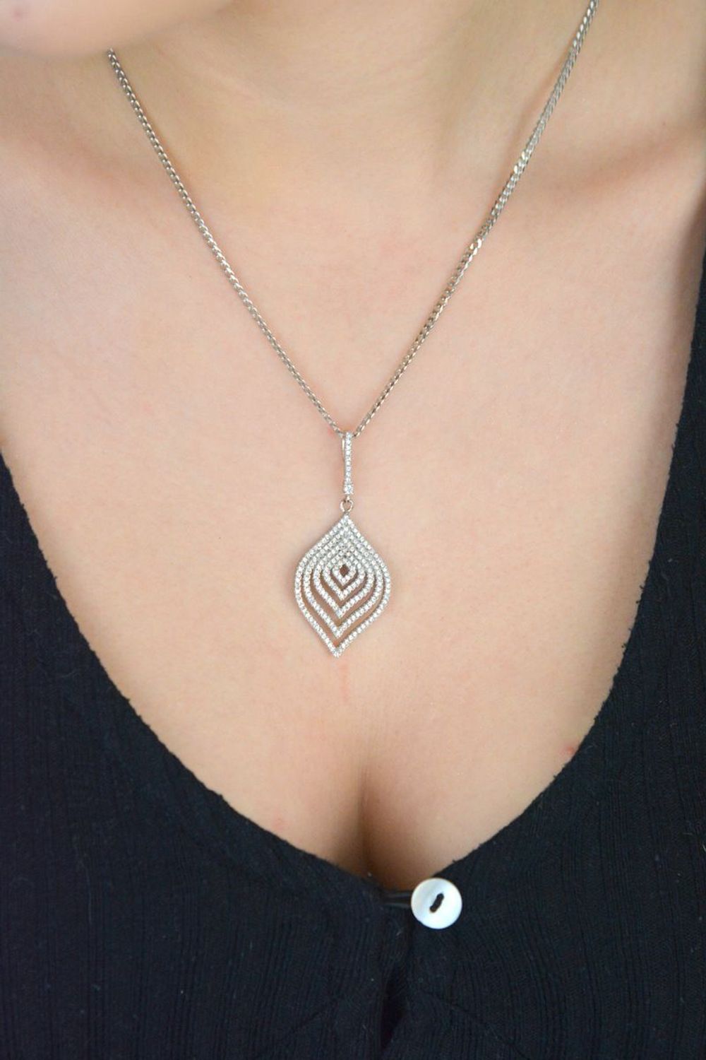 Zawieszka damska „Lśnienie” DIA-ZAW-8779-925 wykonana ze srebra próby 925, zdobiona białymi cyrkoniami. Długość 5,0 cm, szerokość 2,2 cm, waga 5,52 g – idealna biżuteria na wyjątkowe okazje.1.jpg