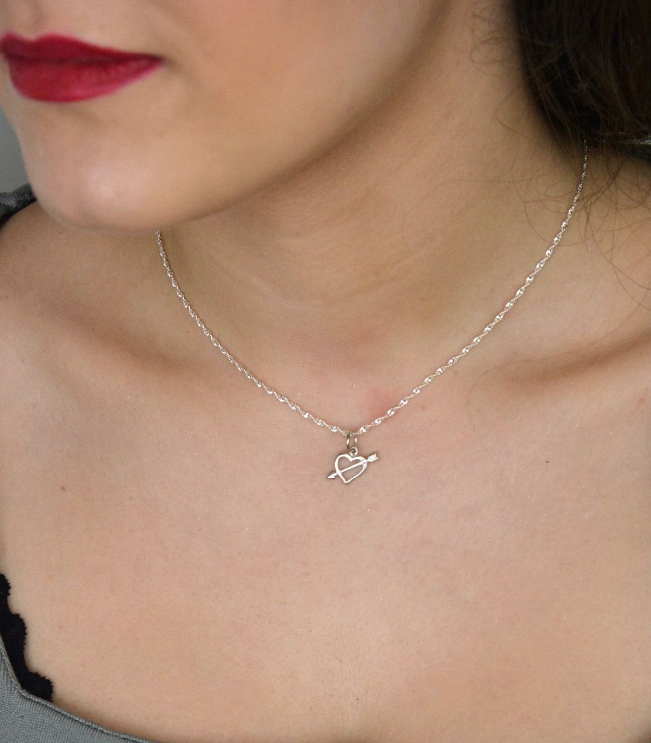 Srebrna zawieszka serce i strzała próba 925 DIA-ZAW-8785-925. Srebrna zawieszka została wykonana z najwyższej jakości srebra próby 925. Zawieszka w kształcie serca ze strzałą. 1.jpg