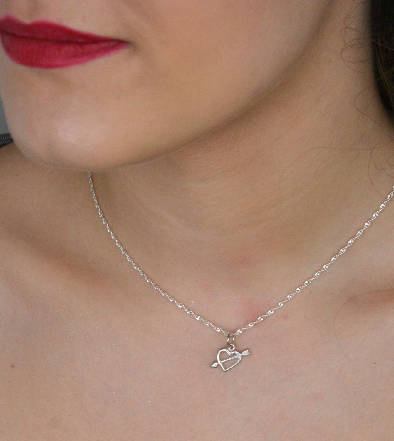 Srebrna zawieszka serce i strzała próba 925 DIA-ZAW-8785-925. Srebrna zawieszka została wykonana z najwyższej jakości srebra próby 925. Zawieszka w kształcie serca ze strzałą. 1.jpg