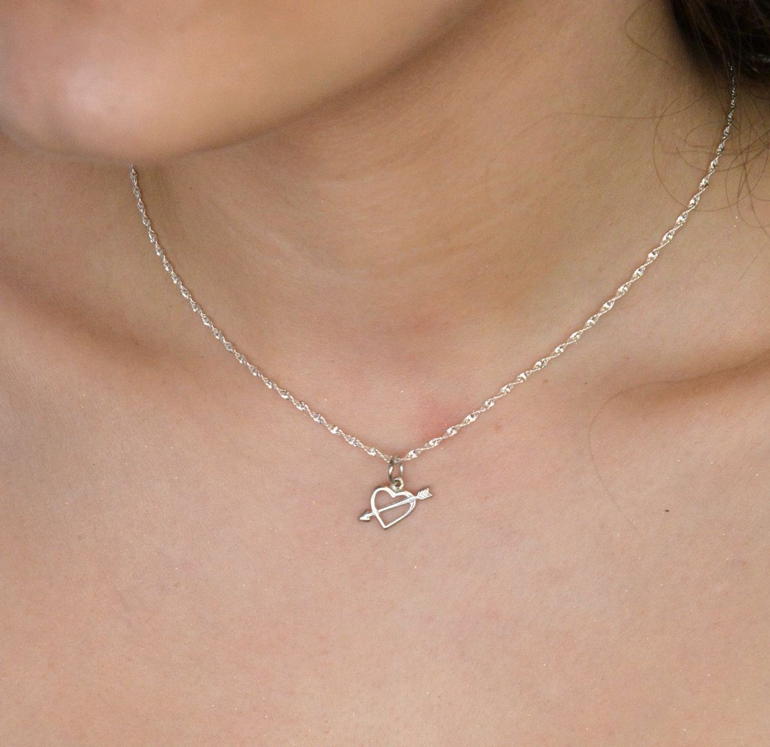 Srebrna zawieszka serce i strzała próba 925 DIA-ZAW-8785-925. Srebrna zawieszka została wykonana z najwyższej jakości srebra próby 925. Zawieszka w kształcie serca ze strzałą. 1.jpg