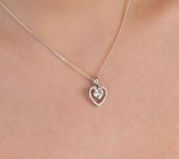Zawieszka srebrna próba 925, serce z cyrkoniami i napisem love DIA-ZAW-8786-925 Romantyczna zawieszka srebrna w kształcie serca, wykonana z srebra próby 925, ozdobiona subtelnymi cyrkoniami i urokliwym napisem love (1).JPG