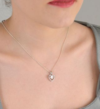 Zawieszka srebrna próba 925, serce z cyrkoniami i napisem love DIA-ZAW-8786-925 Romantyczna zawieszka srebrna w kształcie serca, wykonana z srebra próby 925, ozdobiona subtelnymi cyrkoniami i urokliwym napisem love (2).JPG